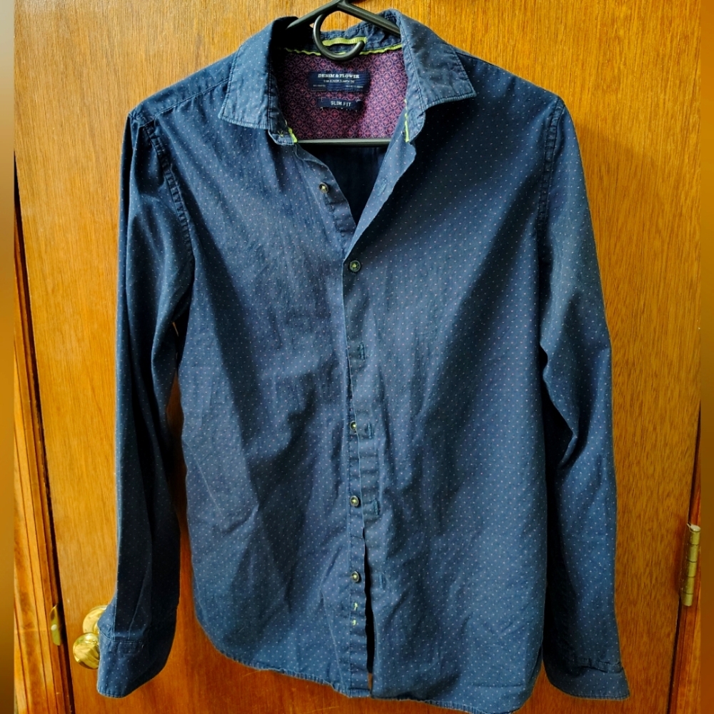 Denim & Flower Blue Casual Button Down Shirt Small. GUC